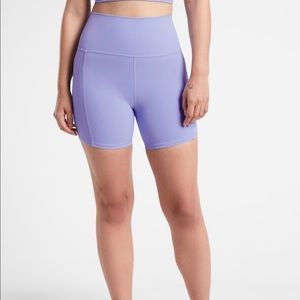 Athleta salutation stash shorts 5’